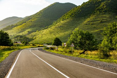 Gürcistan 'daki Kafkasya Dağları' ndan güzel bir manzara fotoğrafı..