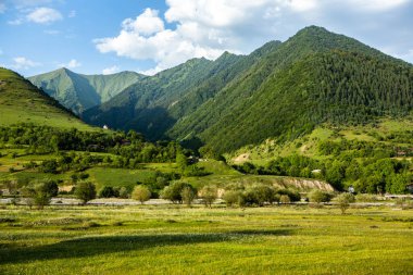 Gürcistan 'daki Kafkasya Dağları' ndan güzel bir manzara fotoğrafı..