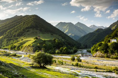 Gürcistan 'daki Kafkasya Dağları' ndan güzel bir manzara fotoğrafı..