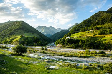 Gürcistan 'daki Kafkasya Dağları' ndan güzel bir manzara fotoğrafı..