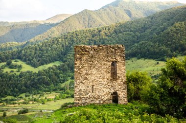 Gürcistan 'daki Kafkasya Dağları' ndan güzel bir manzara fotoğrafı..