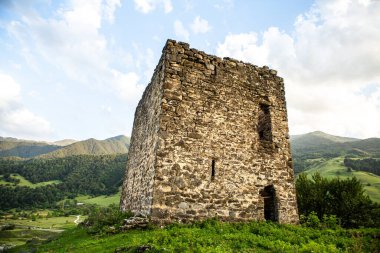 Gürcistan 'daki Kafkasya Dağları' ndan güzel bir manzara fotoğrafı..