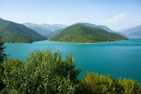 Gürcistan 'daki Kafkasya Dağları' ndan güzel bir manzara fotoğrafı..
