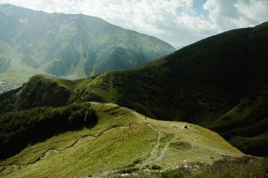 Gürcistan 'daki Kafkasya Dağları' ndan güzel bir manzara fotoğrafı.