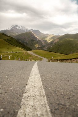 Gürcistan 'daki Kafkasya Dağları' ndan güzel bir manzara fotoğrafı.