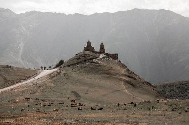Gürcistan 'daki Kafkasya Dağları' ndan güzel bir manzara fotoğrafı.