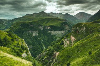 Gürcistan 'daki Kafkasya Dağları' ndan güzel bir manzara fotoğrafı.