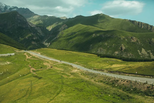Una Hermosa Fotografía Paisaje Con Las Montañas Del Cáucaso Georgia —  Fotos de Stock
