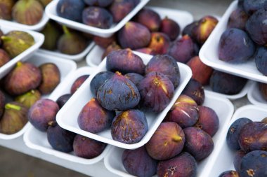 Sokaklarda taze incir servis edilir.