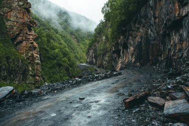 Gürcistan 'daki Kafkasya Dağları' nda güzel bir manzara fotoğrafı..
