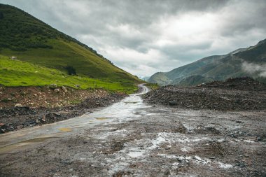 Gürcistan 'daki Kafkasya Dağları' nda güzel bir manzara fotoğrafı..