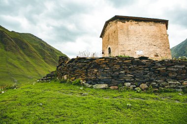 Gürcistan 'daki Kafkasya Dağları' ndaki Usghuli köyü ile güzel bir manzara fotoğrafı..