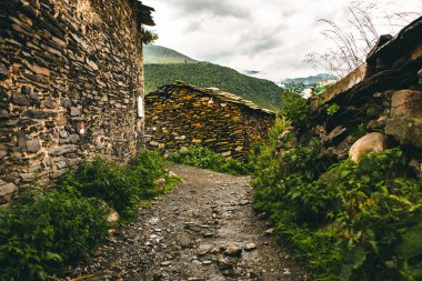 Gürcistan 'daki Kafkasya Dağları' ndaki Usghuli köyü ile güzel bir manzara fotoğrafı..