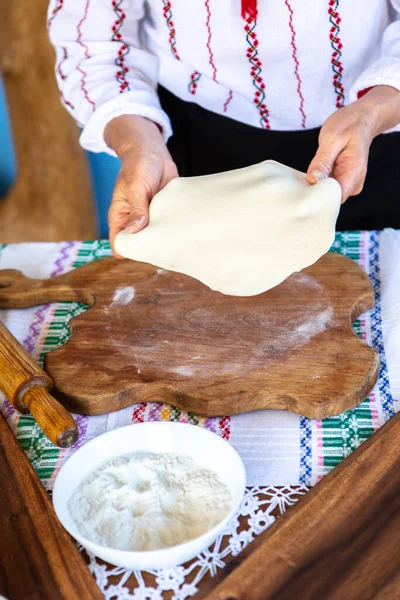 전통적 치즈와 루마니아 프라이 파이를 요리하고 여성의 손으로 — 스톡 사진