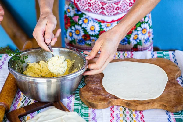 Imagem Com Mãos Uma Senhora Cozinhar Tortas Fritas Romenas Tradicionais — Fotografia de Stock