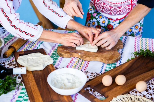 Imagem Com Mãos Uma Senhora Cozinhar Tortas Fritas Romenas Tradicionais — Fotografia de Stock