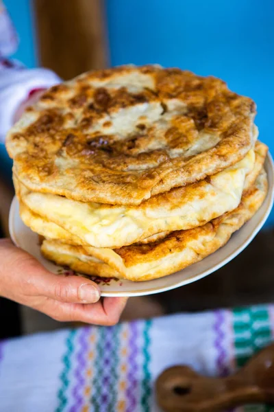 Imagen Con Las Manos Una Señora Cocinando Pasteles Fritos Tradicionales —  Fotos de Stock