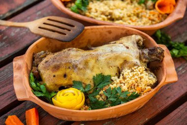 Ev yapımı kızarmış ördek, pilav ve sebzeli. Bayram masasında servis edilen noel rostosu ördeği.