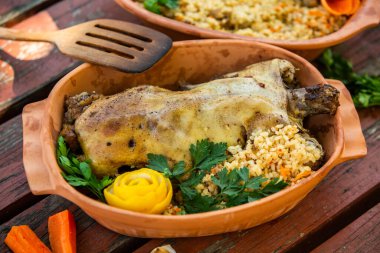 Ev yapımı kızarmış ördek, pilav ve sebzeli. Bayram masasında servis edilen noel rostosu ördeği.