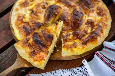 Geleneksel Romanya usulü peynirli ev pastası