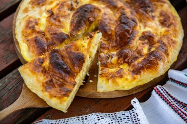 Geleneksel Romanya usulü peynirli ev pastası