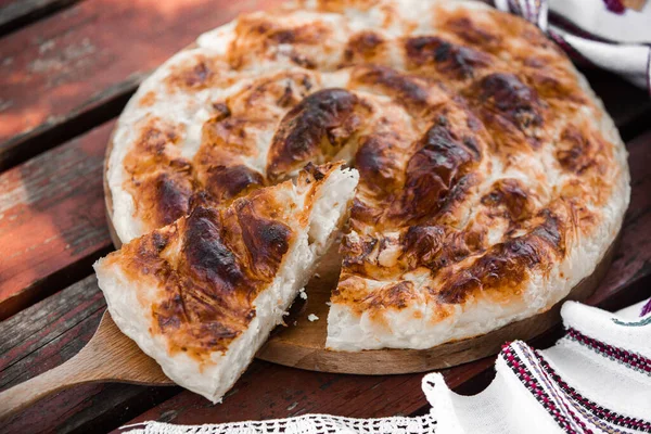 Tradicional Romeno Assado Casa Torta Com Queijo — Fotografia de Stock