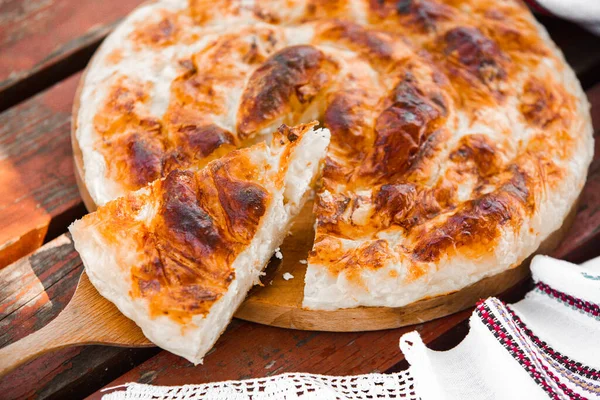 Tradiční Rumunský Pečený Domácí Koláč Sýrem — Stock fotografie