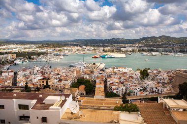 İbiza adasının mimarisi. Eski Eivissa kasabasında büyüleyici boş beyaz bir cadde. 