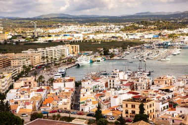 İbiza adasının mimarisi. Eski Eivissa kasabasında büyüleyici boş beyaz bir cadde. 