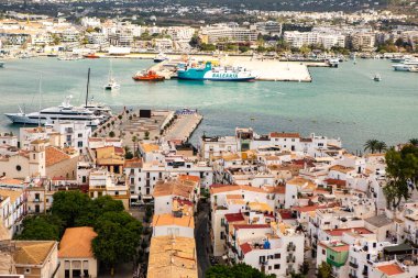 İbiza adasının mimarisi. Eski Eivissa kasabasında büyüleyici boş beyaz bir cadde. 