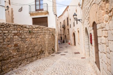 İbiza adasının mimarisi. Eski Eivissa kasabasında büyüleyici boş beyaz bir cadde. 