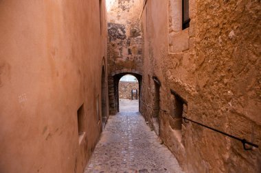 İbiza adasının mimarisi. Eski Eivissa kasabasında büyüleyici boş beyaz bir cadde. 
