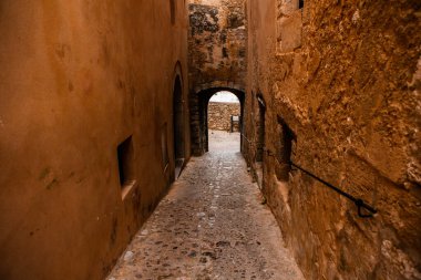 İbiza adasının mimarisi. Eski Eivissa kasabasında büyüleyici boş beyaz bir cadde. 