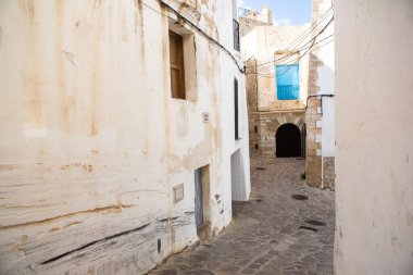 İbiza adasının mimarisi. Eski Eivissa kasabasında büyüleyici boş beyaz bir cadde. 