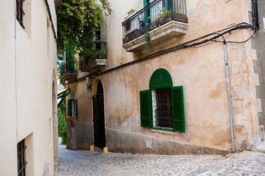 İbiza adasının mimarisi. Eski Eivissa kasabasında büyüleyici boş beyaz bir cadde. 
