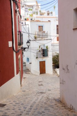 İbiza adasının mimarisi. Eski Eivissa kasabasında büyüleyici boş beyaz bir cadde. 
