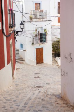 İbiza adasının mimarisi. Eski Eivissa kasabasında büyüleyici boş beyaz bir cadde. 