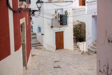 İbiza adasının mimarisi. Eski Eivissa kasabasında büyüleyici boş beyaz bir cadde. 