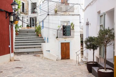 İbiza adasının mimarisi. Eski Eivissa kasabasında büyüleyici boş beyaz bir cadde. 