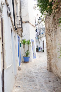 İbiza adasının mimarisi. Eski Eivissa kasabasında büyüleyici boş beyaz bir cadde. 