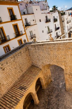 İbiza adasının mimarisi. Eski Eivissa kasabasında büyüleyici boş beyaz bir cadde. 