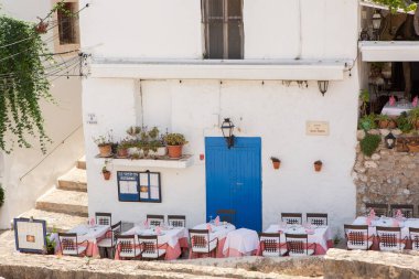 İbiza adasının mimarisi. Eski Eivissa kasabasında büyüleyici boş beyaz bir cadde. 