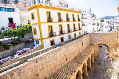 İbiza adasının mimarisi. Eski Eivissa kasabasında büyüleyici boş beyaz bir cadde. 