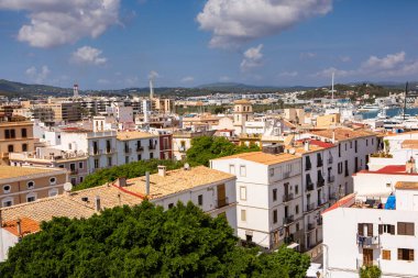 İbiza adasının mimarisi. Eski Eivissa kasabasında büyüleyici boş beyaz bir cadde. 