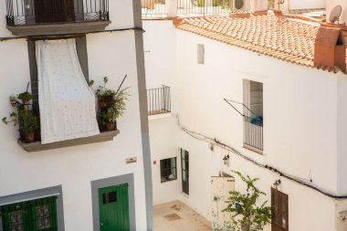 İbiza adasının mimarisi. Eski Eivissa kasabasında büyüleyici boş beyaz bir cadde. 
