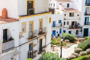 İbiza adasının mimarisi. Eski Eivissa kasabasında büyüleyici boş beyaz bir cadde. 
