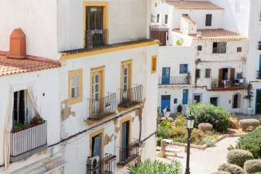İbiza adasının mimarisi. Eski Eivissa kasabasında büyüleyici boş beyaz bir cadde. 