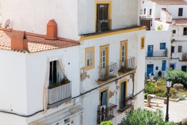 İbiza adasının mimarisi. Eski Eivissa kasabasında büyüleyici boş beyaz bir cadde. 
