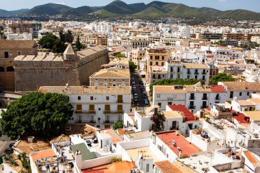 İbiza adasının mimarisi. Eski Eivissa kasabasında büyüleyici boş beyaz bir cadde. 
