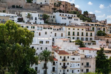 İbiza adasının mimarisi. Eski Eivissa kasabasında büyüleyici boş beyaz bir cadde. 
